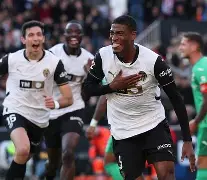 爱游戏欢迎页-莱比锡发布备战花絮，今晚内部沟通，社区盾任务艰巨，更衣室氛围转暖(布莱顿赛前发布会)